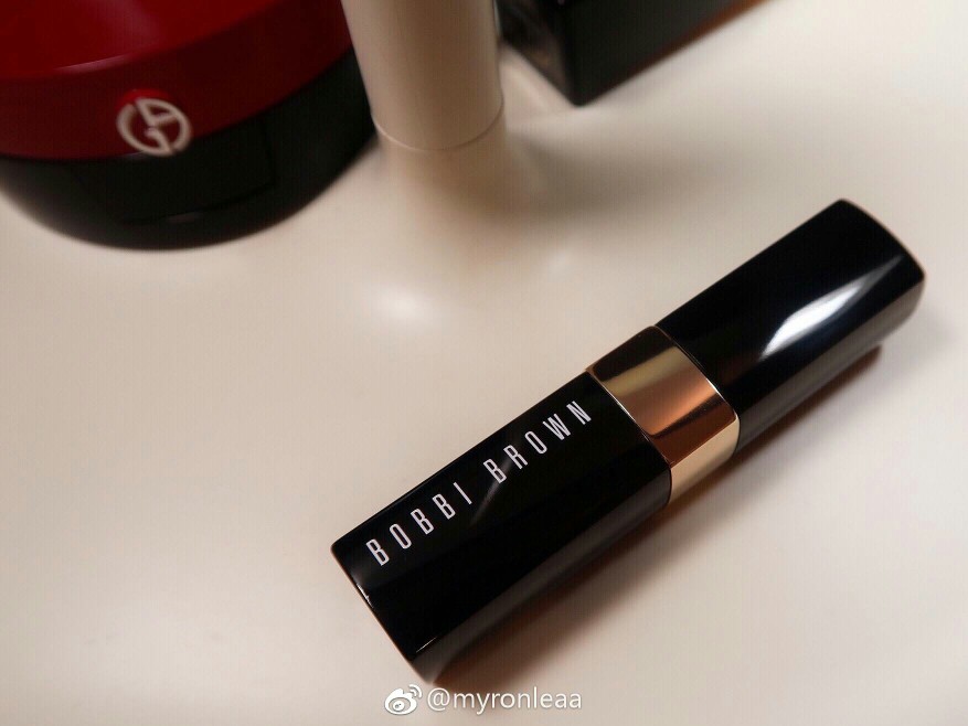 | Bobbi brown Claret
| 超难买的claret！火的不是没有理由，偏豆沙的枫叶红~超美了。精油护唇，使用感非常好。持久度中等。膏体虽然滋润但不会太过软糯。
| 显白！显气色！是带着些许暖意的秋冬色~自然光下会偏冷一丢丢。
@myronleaa