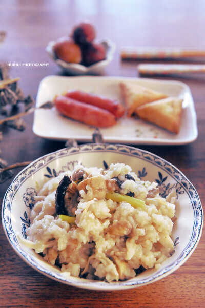 早安，今日早餐：芦笋菌菇炖饭+咖喱蔬菜角+烤香肠。
9月到了又要开始频繁出差了，今儿打开冰箱没有库存，只能用一些边角料做早饭啦，芦笋菌菇炖饭是新菜，食谱会写新书里哒~！
咖喱蔬菜角做法：公众号回复55查看食…