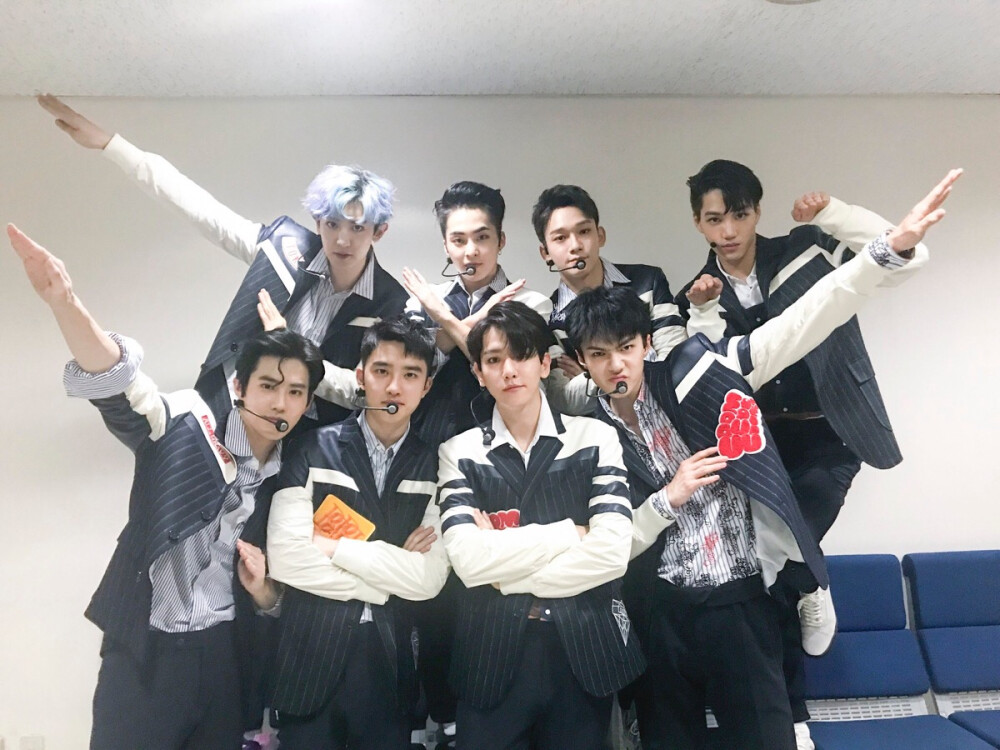 EXO 金俊勉Suho 金珉锡Xiumin 金钟大Chen 边伯贤Baekhyun 朴灿烈Chanyeol 张艺兴Lay 吴世勋Sehun 金钟仁Kai 都璟秀D.O. 