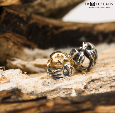 新品发布！这是2017年TROLLBEADS精灵珠全民设计大赛冠军作品#TROLLBEADS_舞动双龙#，它的设计者是来自香港的Lily Sun，想要第一时间拥有它吗？小卓正在官网和全国各大专柜等着您的光临哦~