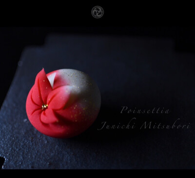 #一日一菓
#菓道 「 #ポインセチア 」
#wagashi of the Day #poinsettia
#煉切 製 #針切り
本日はポインセチアです。
来週はもぅクリスマスですね。
