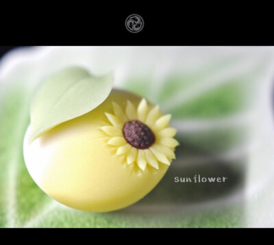 #JunichiMitsubori #お菓子 #うつわ #器 #練切 #ねりきり #一日一菓 「 #菓道 #向日葵 」 #煉切 製 #針切 #wagashi of the day “ #Sunflower #和菓子 ​​​