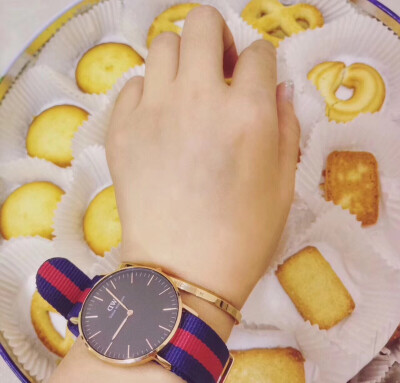 DanielWellington
DW=“等我”
DW手表为什么没有秒针？
因为不想走，在等你