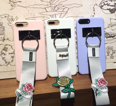 网红同款腕带挂绳刺绣玫瑰花苹果手机壳全包软壳
型号：
iPhone 6s,iPhone 6s Plus,iPhone 6 Plus,iPhone 7 Plus,iPhone 6,iPhone 7
vvx+HELLOXY-