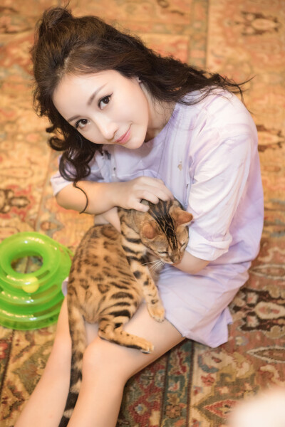 柳岩豹猫私照曝光 宅女爱“吸猫”居家服获赞