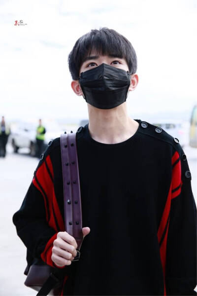 #易烊千玺 #TFBOYS 机场饭拍 高清 帅气 时尚担当易烊千玺