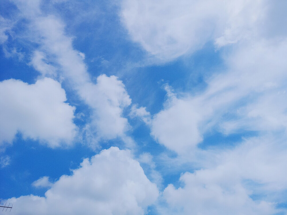 “奔波的風雨裡，不羈的醒與醉，所有故事像已發生漂泊歲月裡。風吹過已靜下，將心意再還誰，讓眼淚已帶走夜憔悴…”——《友情歲月》
看到這片天空我就想起這首歌。
我只是一個喜歡抬頭望天空的孩子。
拿图留赞，蟹蟹~
#美图T8拍摄#