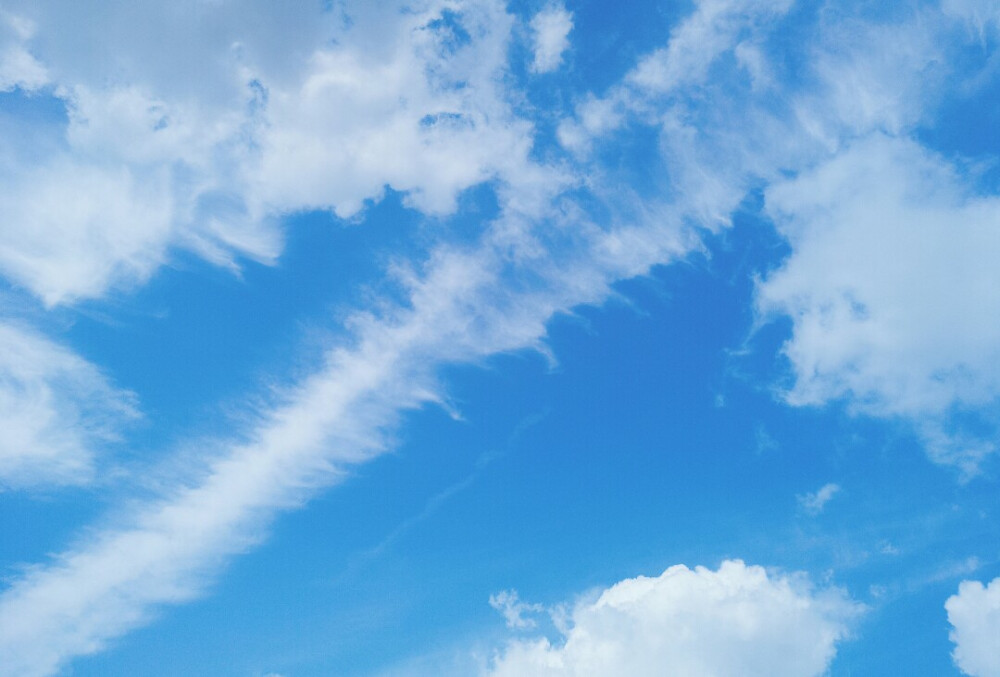 “奔波的風雨裡，不羈的醒與醉，所有故事像已發生漂泊歲月裡。風吹過已靜下，將心意再還誰，讓眼淚已帶走夜憔悴…”——《友情歲月》
看到這片天空我就想起這首歌。
我只是一個喜歡抬頭望天空的孩子。
拿图留赞，蟹蟹~
#美图T8拍摄#