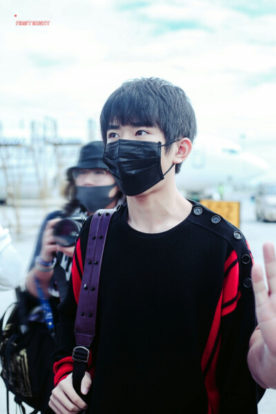 #易烊千玺 #TFBOYS 机场饭拍 高清 帅气 时尚担当易烊千玺