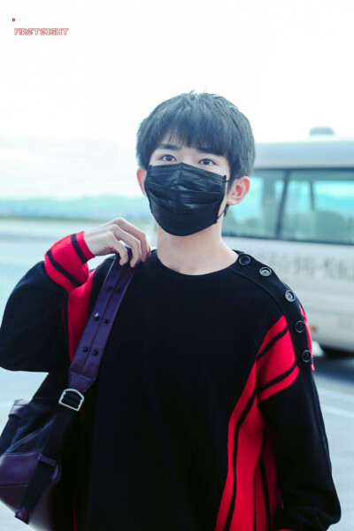 #易烊千玺 #TFBOYS 机场饭拍 高清 帅气 时尚担当易烊千玺