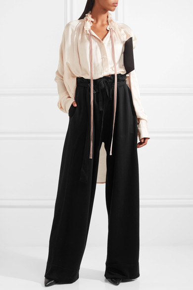 Ann Demeulemeester 这款阔腿裤的褶饰腰身设有抽绳，可在利落的中腰或松垮的低腰造型间自如切换。它选用弹力平纹针织面料裁就，腰带纤窄。搭配浪漫女衫再适合不过。
