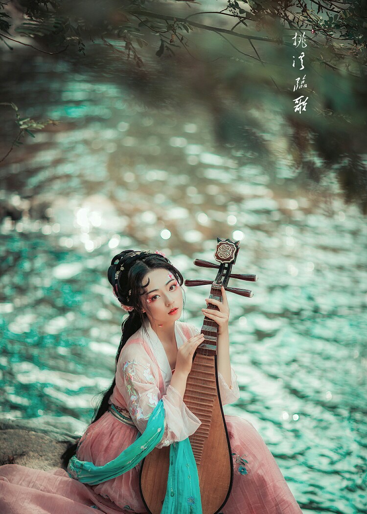 ［桃溪临歌］
摄影：散兄
出境：-隔壁大Wang-