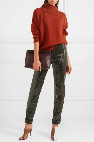 乙烯塑料长裤无疑应列入你秋季的愿望清单中，而 Acne Studio 这款 “Tugi” 窄腿裤的煤灰色实穿百搭，更是令人倾心。高腰的它侧边配有低调的开衩细节，修身的裤腿以斜纹布作衬，确保穿脱轻松且不易走形。不妨借鉴品牌 T 台展示造型，搭配大地色系的单品穿着。