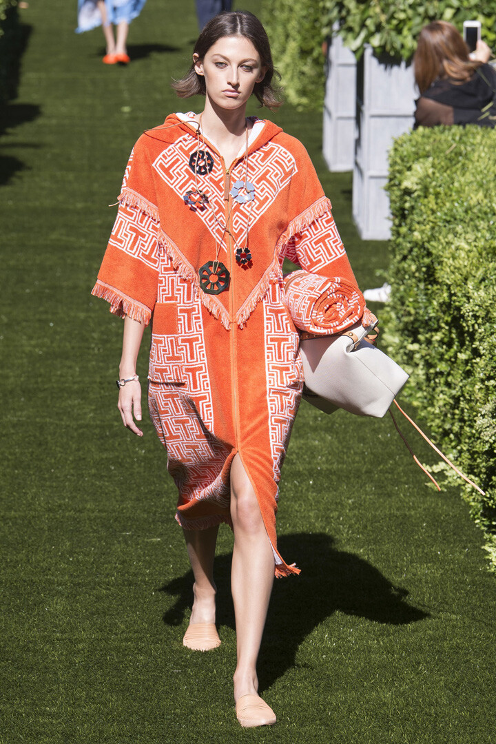 美国时尚品牌 Tory Burch 2018 春夏高级成衣 本季设计师带来了充满阳光、轻松愉悦的设计，浅色的衬衫与宽松长裤、清新的装饰图案、民族风及地长裙、艳丽的橙蓝条纹，美好的度假气息扑面而来～