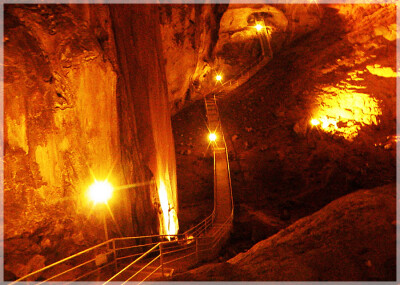 Malaysia Peninsular Caves, Perak, Tempurung
马来西亚半岛，霹雳州属，椰壳洞javascript:;