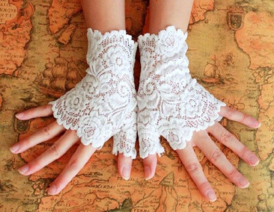 #设计秀# 华丽的花边手套，总有一款合你意。 ​​​​