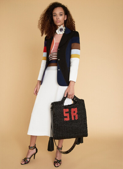 法国设计师品牌 Sonia Rykiel 2018 早春度假系列LookBook 本季系列设计师回顾了她在美国加州圣地亚哥的童年，将当地的美国文化融入新季服饰设计中，致敬美式时尚～