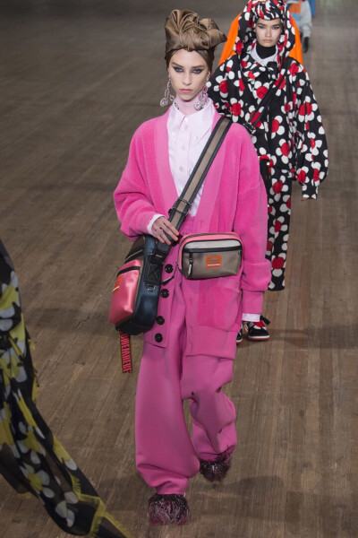 Marc Jacobs（马克·雅各布）于纽约时装周发布2018春夏系列时装秀