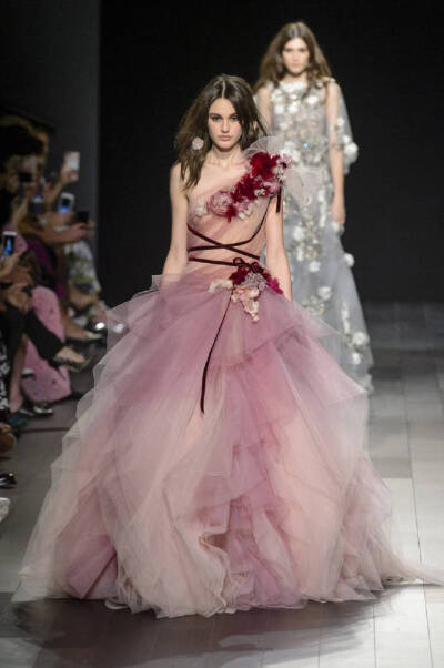 Marchesa New York Spring 2018 ​​​#疯狂婚礼季##带着婚纱去旅行# ​​​​