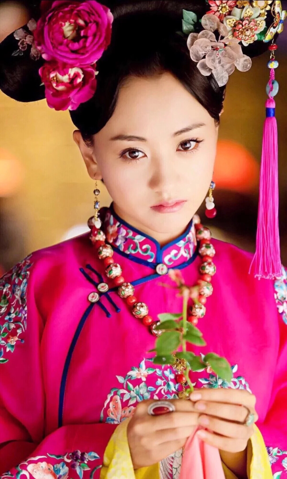 慎贵人【伊尔根觉罗·香陵】
说话轻狂，言语尖利伤人，不知轻重，爱慕虚荣，进宫的唯一愿望就是兴旺家族，成为一个万人敬仰的女人，却不懂得人情世故，事事不饶人，结果成了众矢之的，脾气日渐暴躁，多次与僖嫔郭络罗氏冲突，后被其施计令皇帝生厌，现育有一子。