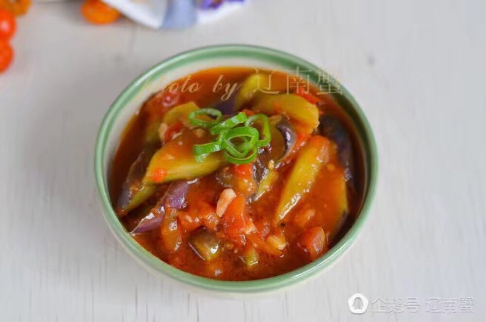 茄汁茄子*
主料：茄子 西红柿
配料：大蒜
调料：盐 色拉油 蚝油
做法：
1.准备茄子，去皮或者不去皮，自己决定吧。切成滚刀块。西红柿切碎。大蒜切碎。
2.炒锅倒油，下西红柿翻炒出酱。加上大蒜碎。倒入茄子块，酌量加清水。
3.大火烧开，转小火加盖煮至茄子熟透。加盐，加蚝油，拌炒均匀，出锅即可。