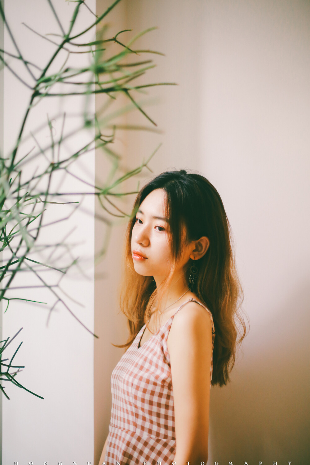 唱首歌给你听
摄影：洪小漩
出镜：发咪
拍完照，发咪说，完成了人生必做列表里的一个勾。
发咪学的是音乐，第一次聊天，她就说，你就叫我发咪好了，大家都那么叫我。
拍照前一天，我发了一张可乖站在一串小灯泡前的照片给她看，问她，喜欢么，喜欢我带给你拍照时候当道具。
她很兴奋，啊啊啊地叫唤说自己最喜欢猫咪了，可以见到可乖很激动。
……我愣了三秒，其实我说的是可乖身后的小灯泡。
然后我叹了口气，当晚窝在浴室，花了快四十分钟给可乖洗了澡，第二天哼哧哧背到了发咪面前。可把发咪乐坏了，一个劲地撸猫。
发咪很可爱，她有新鲜橘瓣一样丰润的唇，她还会唱好听的歌。
