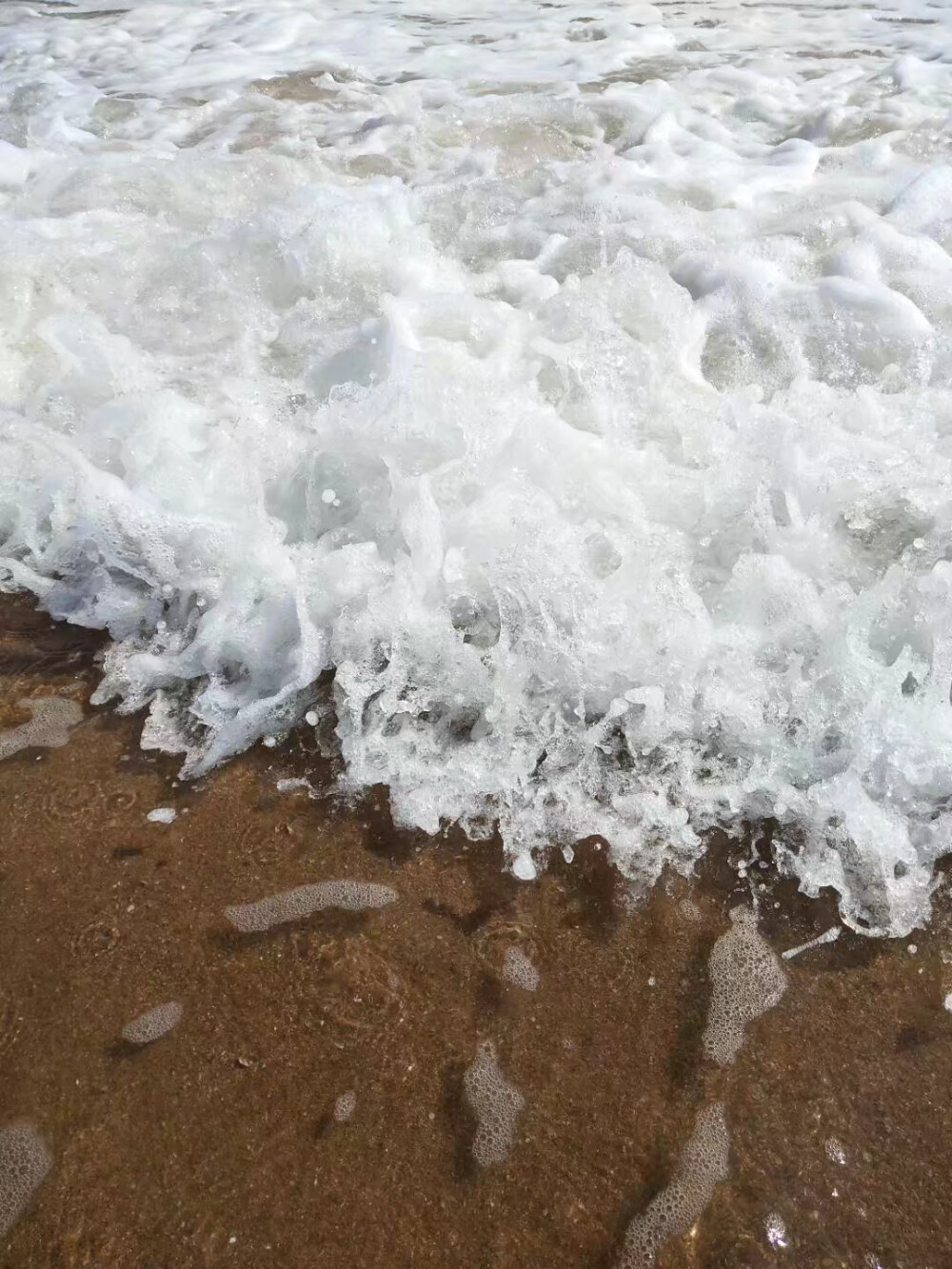 当海水击打出水花，沙滩归于平坦