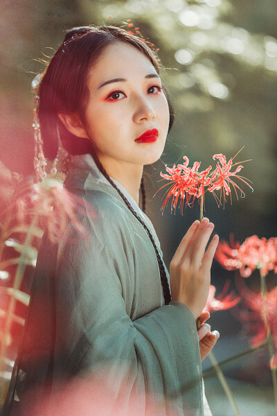 【清扬婉兮】＃如艳＃ 摄影：静默 出镜：闲梦