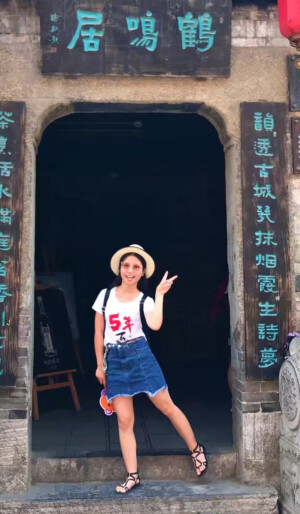 简单白色T恤，牛仔短裙