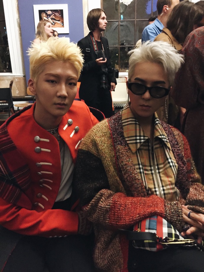 #WINNER# 【推特】Burberry官方推特更新#李昇勋##宋旻浩# 相关：HOONY and MINO from WINNER at Old Sessions House for the #BurberryShow# wearing the September 2017 collection #LFW#【储蓄罐O网页链接 】 ​ ​​​ ​​​​