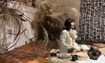 叁生萬物，本色相约。“听茶”、“忘机”两个专场，两岸三地、日韩茶人、表演艺术家70余茶席设计、茶道、花道、香道、音乐、手作等与茶相关的主题在这里融会贯通，茶人的又一次年度盛宴。 ​