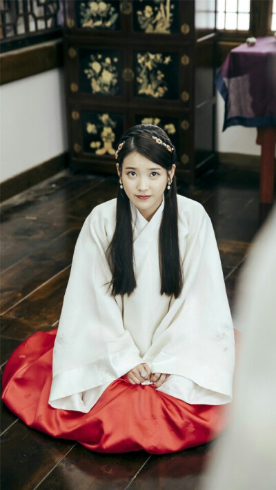 李知恩（IU），1993年5月16日出生于韩国首尔，韩国女歌手、演员、主持人。2008年，在音乐节目《M! Countdown》中以一首《迷儿》正式出道。2011年，凭借歌曲《好日子》在韩国走红，并发行专辑《Last Fantasy》；同年…