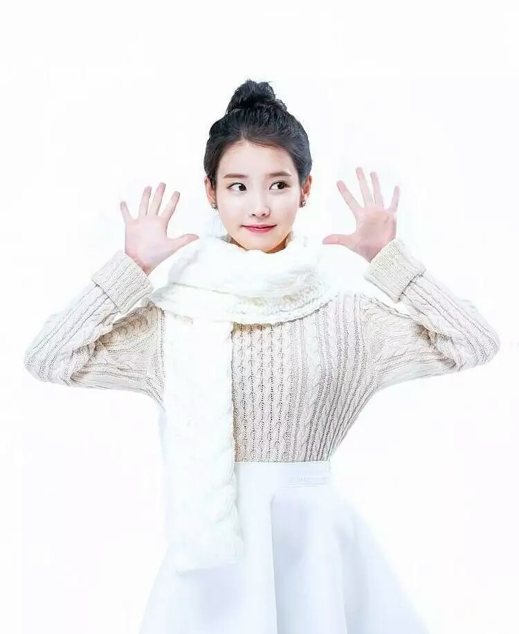 李知恩（IU），1993年5月16日出生于韩国首尔，韩国女歌手、演员、主持人。2008年，在音乐节目《M! Countdown》中以一首《迷儿》正式出道。2011年，凭借歌曲《好日子》在韩国走红，并发行专辑《Last Fantasy》；同年出演电视剧《Dream high》。2013年，发行专辑《MODERN TIMES》再次获得关注；同年出演KBS周末剧《最佳李顺心》和KBS水木剧《漂亮男人》。2014年10月2日，发行的单曲《昭格洞》取得了GENIE实时榜连续7次破表，MelOn实时榜连续4次破表，全网AK的成绩。2015年，出演KBS金土剧《制作人》。2016年，主演电视剧《步步惊心：丽》