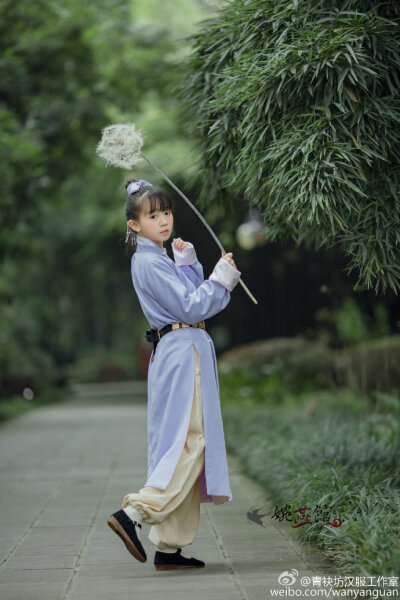 一抹淡淡的色彩,遮不住浓浓执着的情怀;缓缓飘飞的羽屑,阻不了切切传达的怜爱。蒲公英的约定--圆领袍【莹草】已上架。绣花圆领袍，可双面穿哦。@汉服商家资讯 @汉服资讯 发饰@小艺_努力渣手工中 麻豆@修老虎 ​​​​