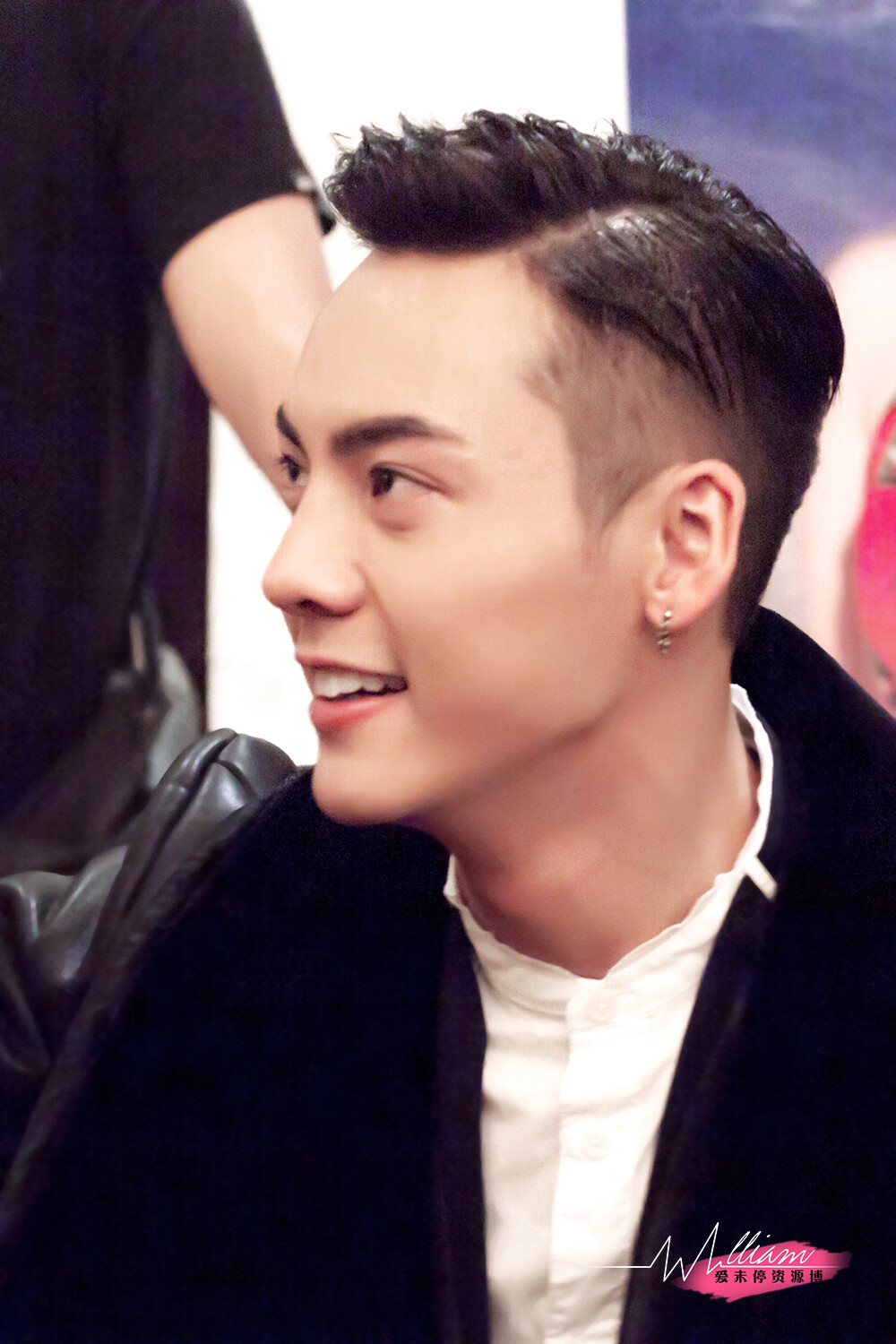 【陈伟霆】【cwt】【陈等等】【William Chan Wai-Ting】 140902 缘来幸福 发布会 何瀚 1000 x 1500 px (图源：微博@爱未停-陈伟霆资源博 weibo.com/5236862922/FlEkhwCM8)