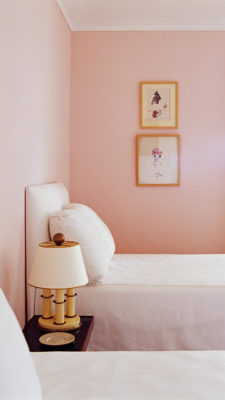 粉色给人温馨的感觉,用作卧室的主色调,可… 