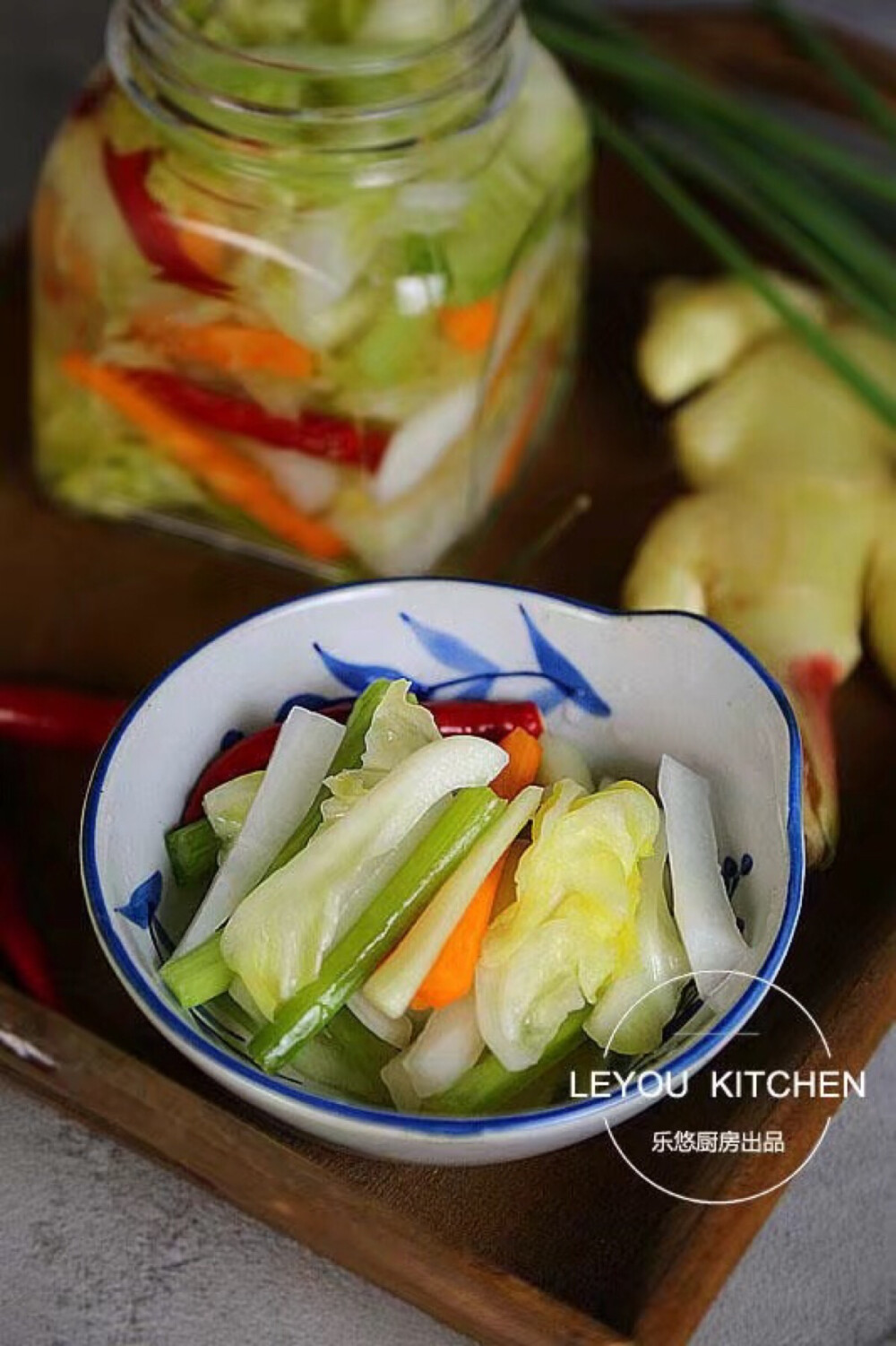 什锦泡菜*
具体制作方法
第一步：准备食材。圆白菜适量、芹菜几根、胡萝卜半个、白萝卜适量、嫩姜1块、小红辣椒几个。（还可以选择黄瓜、白菜帮子等这些质地比较硬的蔬菜。辣椒的量随自己的口味来放。）
第二步：把所有食材清洗干净后沥干水分，然后分别切成条，放到没有油的盆中。（为了口感脆嫩，最好把芹菜的筋去掉。另外，如果不喜欢吃的太辣，就不要把小红辣椒切开。）
第三步：往盆中放入2勺盐，翻拌均匀后腌制1个小时。
第四步：取一个大碗，往碗里放入3勺盐、2勺白糖、4勺白醋、2勺泡椒的汤、半碗凉白开搅拌均匀，泡菜水就做好了。（如果没有泡椒的汤，可以不用。）
第五步：腌好后会出很多的汤，如图，把多余的汤倒掉。
第六步：将所有食材和泡菜水一起放入保鲜盒中，翻拌均匀，盖好盖子放入冰箱冷藏一晚就可以食用了。
第七步：吃的时候，可以随自己的口味再淋一点辣椒油，口感更好哦。