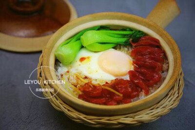 腊味煲仔饭*
具体制作方法
第一步：准备食材。米适量、广式腊肠适量、鸡蛋适量、青菜适量、姜适量。
第二步：把米清洗干净，浸泡一个小时。（浸泡后的大米更易成熟，不会出现夹生等现象。）
第三步：腊肠切片、…