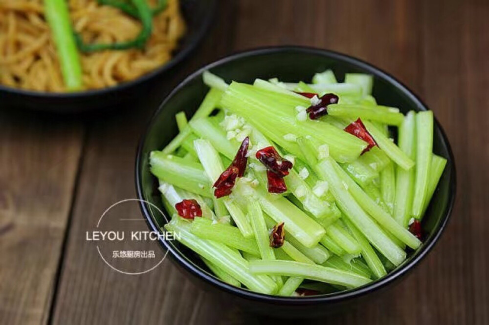 凉拌芹菜*
具体制作方法
第一步：准备食材。芹菜2颗、蒜适量、红辣椒适量。（芹菜最好选择接近翠绿色的，这样的含水量高，吃着比较嫩，适合凉拌。颜色浓绿的，吃着口感稍老，凉拌就不适合了。）
第二步：将芹菜叶、筋去掉，然后切成3-4厘米长的段儿，红辣椒剪成段，蒜切末备用。
第三步：往芹菜中放入1勺盐拌匀，然后腌制15分钟，腌好后将碗里多余的水份倒掉。（没错，芹菜不需要焯水，直接腌制一会儿，待入味就可以了。这样做出来的芹菜比焯过水的更加爽口。）
第四步：锅中倒入适量的油，油热后将红辣椒放入锅中爆出香味，然后关火。
第五步：把蒜提前放到芹菜碗中，再将热的辣椒油浇在蒜末上。（用热油浇一下，会让蒜末更好的释放出香味。）
第六步：往芹菜中放入半勺鸡精、3勺醋、少许香油拌匀即可装盘上桌。