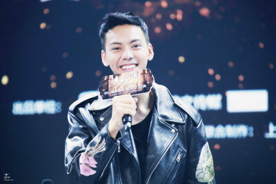 【陈伟霆】【cwt】【陈等等】【William Chan Wai-Ting】 161016 老九门庆功宴 张启山张大佛爷 2048 x 1365 px (图源： 微博@MrW_WILLIAMCHAN_陈伟霆个站 weibo.com/3659361475/EdiEpgQB2)