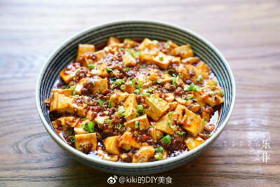 【麻婆豆腐】
两个字形容 好吃 三个字形容 好好吃 做过那么多菜 百吃不厌的唯独这道麻婆豆腐 豆腐入口滑嫩 麻辣鲜香 特别特别的下饭 做法戳下图