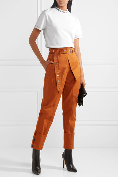 Acne Studios 这款 “Meike” T 恤将品牌标识织于罗纹领口，当它内搭于卫衣或夹克之下时，这一细节将为造型增添吸睛度。单品以柔软的纯棉剪裁而成，袖口和下摆通过黑色色线迹带来低调的色彩对比效果。不妨配搭牛仔裤…