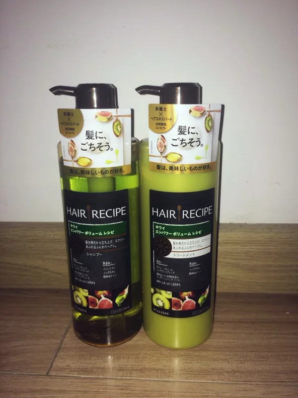 （淘宝盗图 懒得拍了）
hair recipe洗发水护发素套装
淡淡的水果味，感觉很舒服