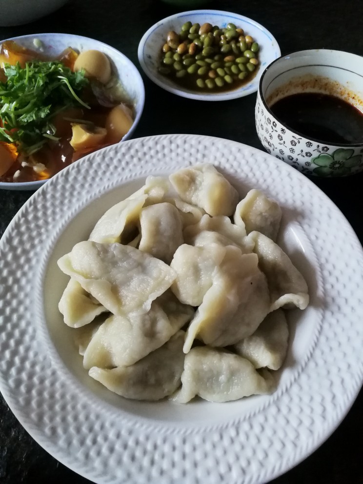 饺子。
凉拌变蛋。
黄豆青豆。