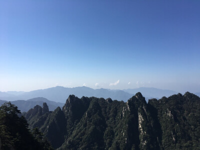 你像一座山，压在我心底