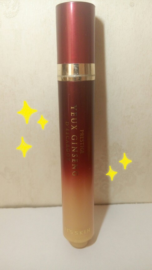 #安利种草##眼霜#it s skin伊思红参蜗牛滚珠眼霜，1盒2支，188RMB韩代入。顶部按压，白色膏状，非常滋润但不黏腻，凉凉的，味道也喜欢。按摩两三分钟会有打发热的感觉，渗透力强，吸收很慢，滚珠设计对紧致抗皱有效。另一支给妈妈用了，她有眼袋但是完全没效果。总体使用感很好，是适合秋冬的偏滋润的眼霜，我和妈妈都没有长脂肪粒，不推荐油皮。