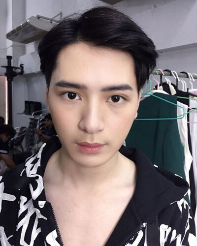 KristPerawat 泰剧一年生 暖暖 阿日学长 Arthit 王慧侦
cr.ins:@denthunyawat_makeup