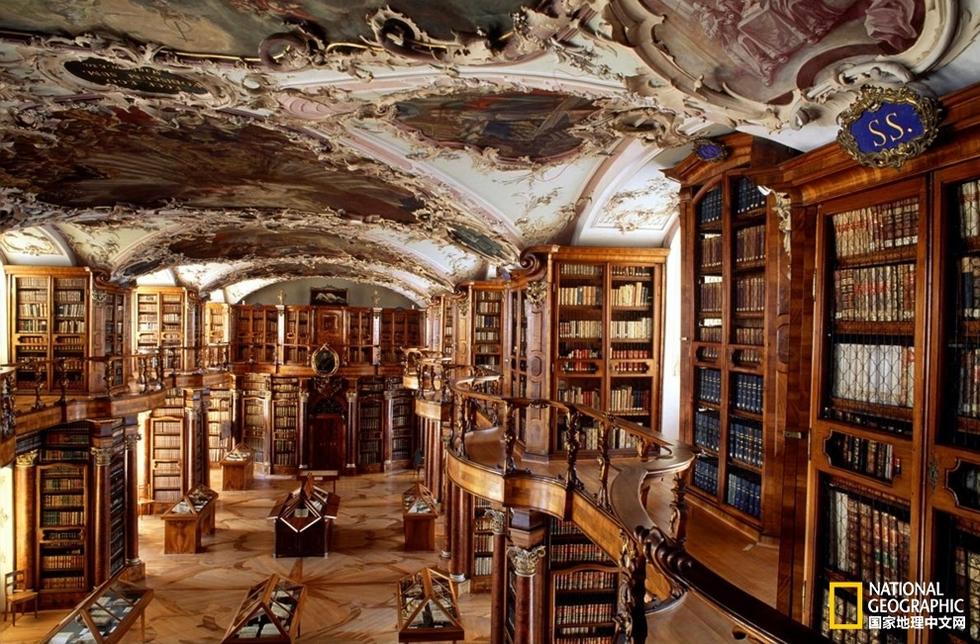 瑞士 | 瑞士的圣加尔修道院是一栋巴洛克风格的建筑，有着1200年的悠久历史。修道院内珍藏的文学宝藏数不胜数，9世纪的泥金写本和描绘着已知最早建筑平面图的羊皮纸文稿只是其中一部分。