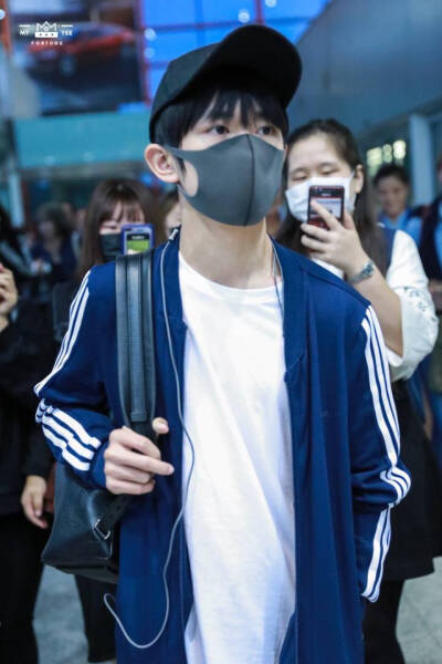 #易烊千玺 #TFBOYS 机场饭拍 高清 帅气 时尚担当易烊千玺