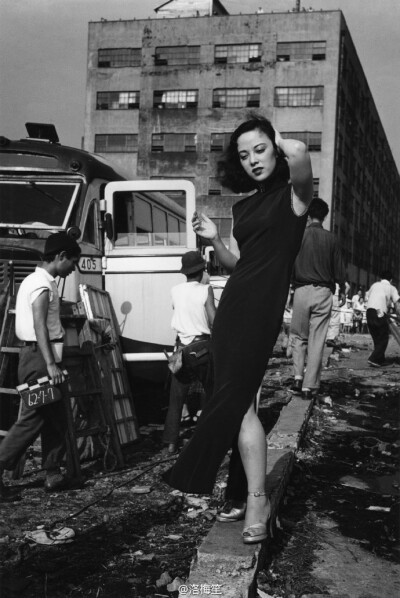 李香蘭，土門拳攝於1952年，李香蘭穿著一件在當時來說非常正式的長旗袍，站在一堆廢墟之前，襯著那個時間點，意味深長。 ​​​​